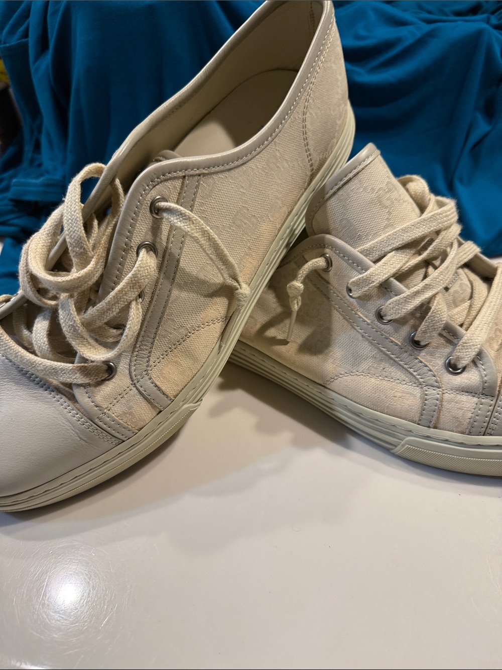 Gucci Cream Leather Slip-On Sneakermens. A little bit discoloration on bottom